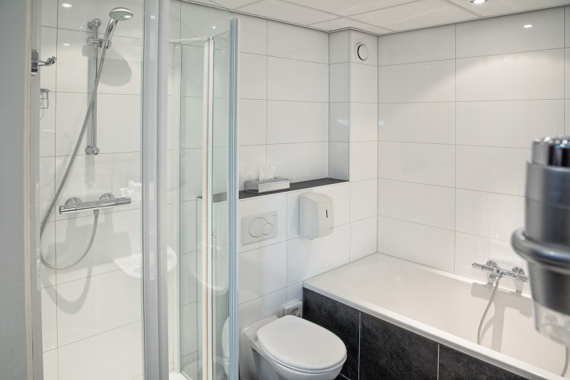 Tweepersoons Deluxe kamer met balkon - Bad/douche/toilet – afbeelding 4