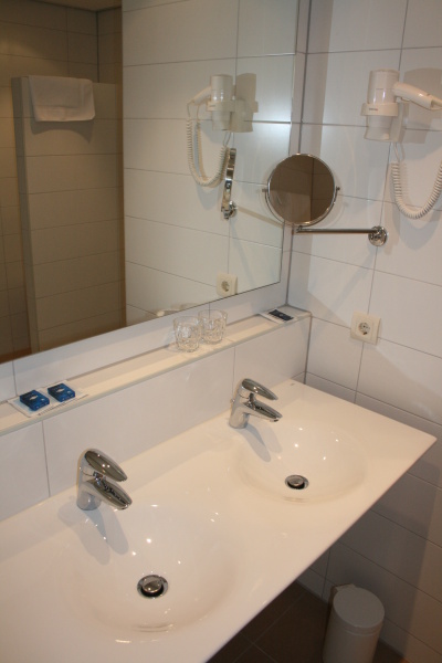 Familiesuite luxe 4 persoons met balkon - Douche/toilet – afbeelding 4