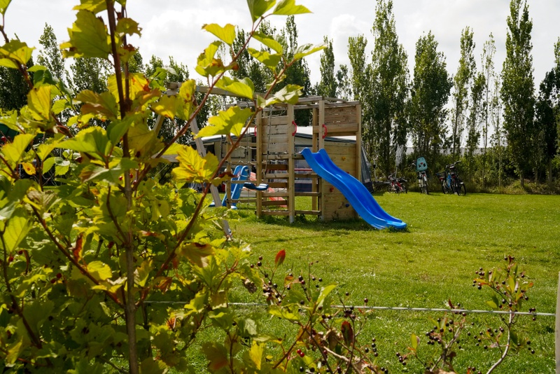 Kampeerplaats 12 met privé sanitair – afbeelding 3