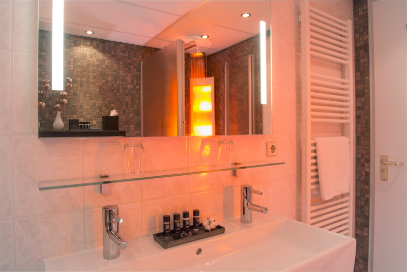 Tweepersoons Grand Suite met sunshower - Whirlpool/douche/toilet – afbeelding 5