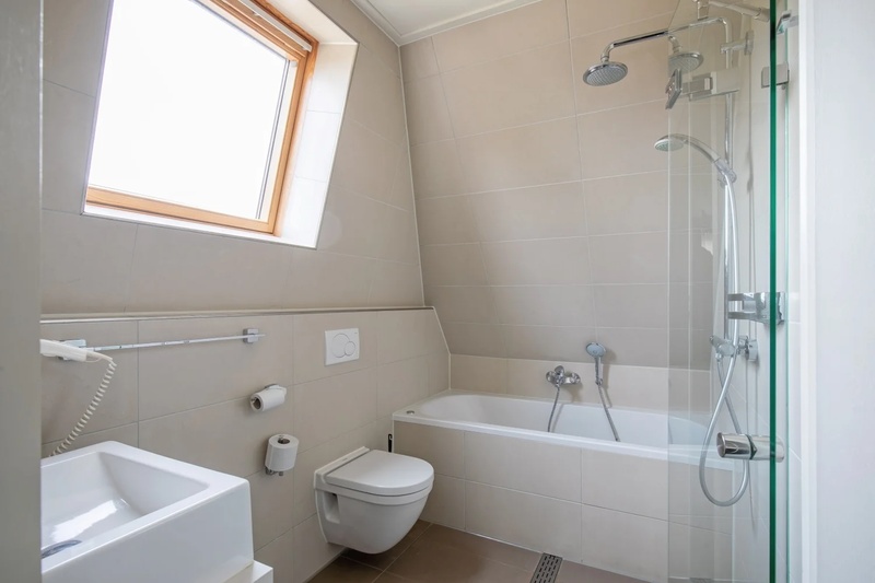 Tweepersoons superior kamer - Douche/toilet/bad en balkon – afbeelding 4
