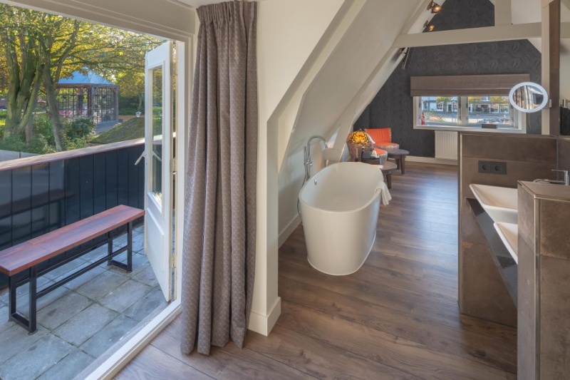 Tweepersoons luxe kamer met balkon en rainshower - Douche/toilet – afbeelding 4