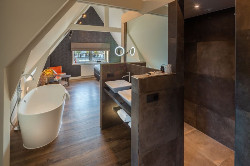 Tweepersoons luxe kamer met balkon en rainshower - Douche/toilet – afbeelding 3