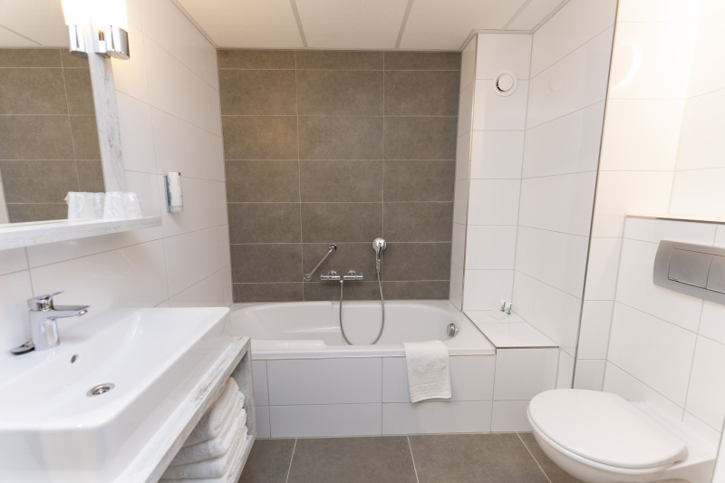 Tweepersoons kamer met balkon - Bad/douche/toilet – afbeelding 3