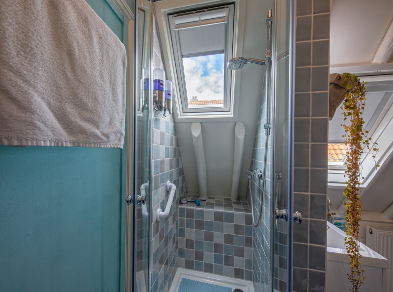 Tweepersoons kamer met boxspring bedden - Douche/toilet – afbeelding 4