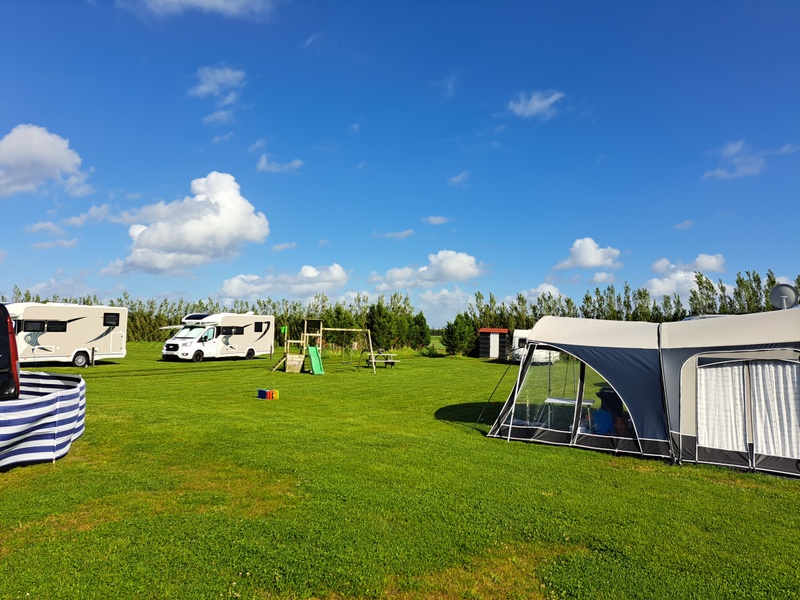 Kampeerplaats 12 met privé sanitair – afbeelding 4