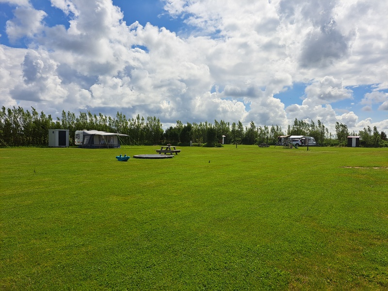 Kampeerplaats 14 met privé sanitair – afbeelding 3