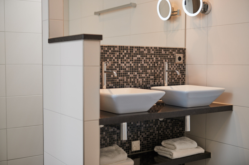 Tweepersoons Luxe Kamer Badkamer 'en suite' - Bad/douche/toilet – afbeelding 3