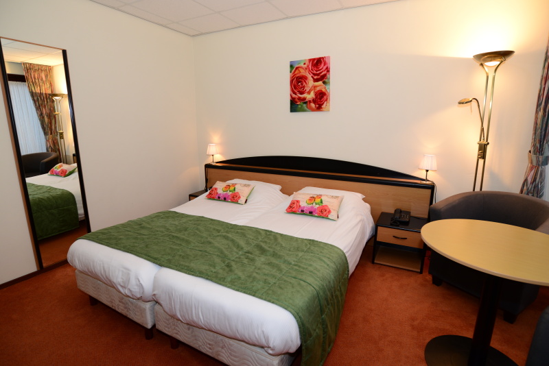 Familiekamer 3 persoons met frans balkon inloopdouche/toilet – afbeelding 2