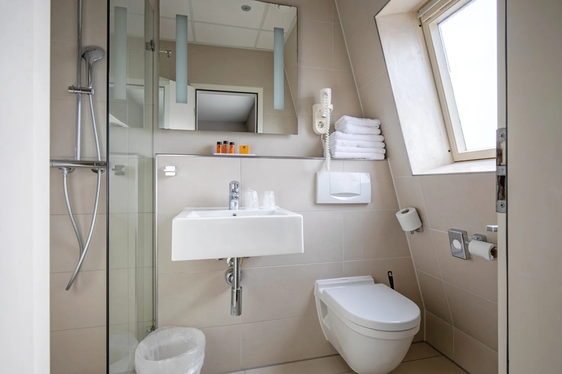 Eenpersoons ruime kamer - Douche/toilet – afbeelding 3
