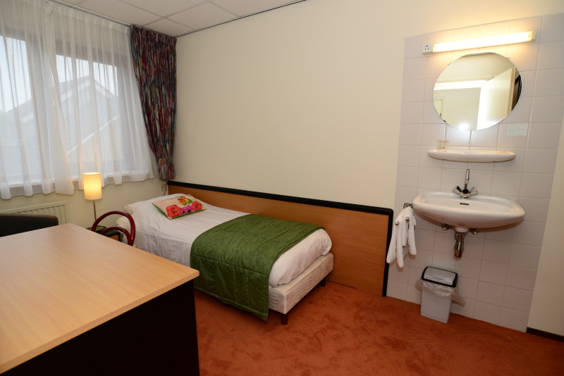 Familiekamer 3 persoons met frans balkon inloopdouche/toilet – afbeelding 3