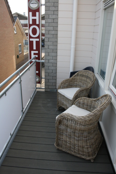 Vierpersoons kamer luxe met balkon - Douche/toilet – afbeelding 3