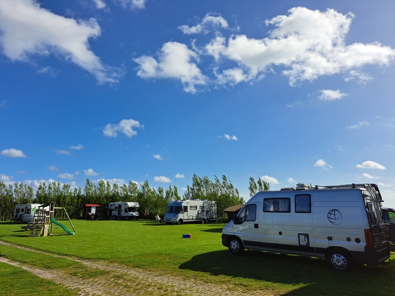 Kampeerplaats 13 met privé sanitair – afbeelding 3