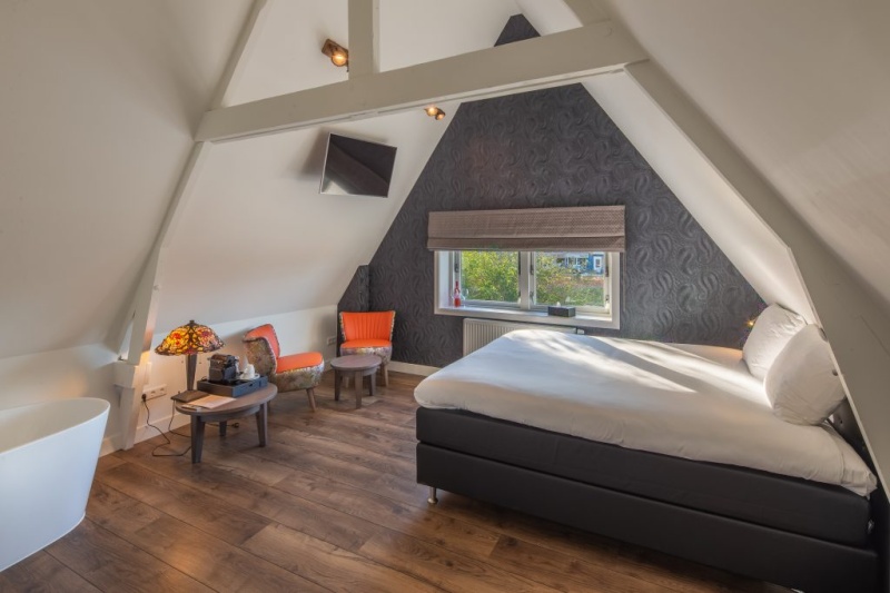 Tweepersoons luxe kamer met balkon en rainshower - Douche/toilet – afbeelding 2