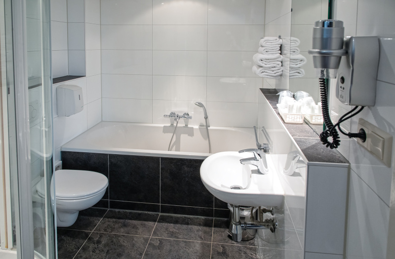 Driepersoons Deluxe kamer zonder balkon - Bad/douche/toilet – afbeelding 3