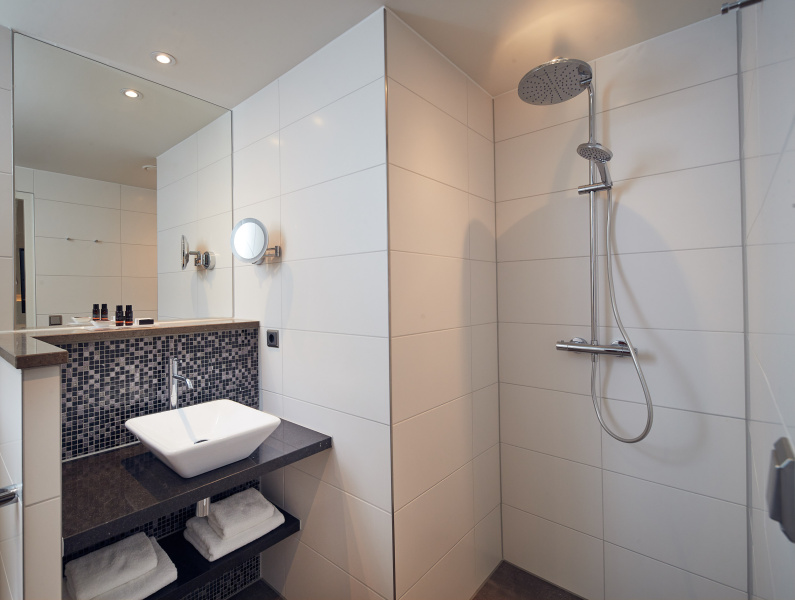 Tweepersoons kamer comfort met airco - Douche/toilet – afbeelding 2