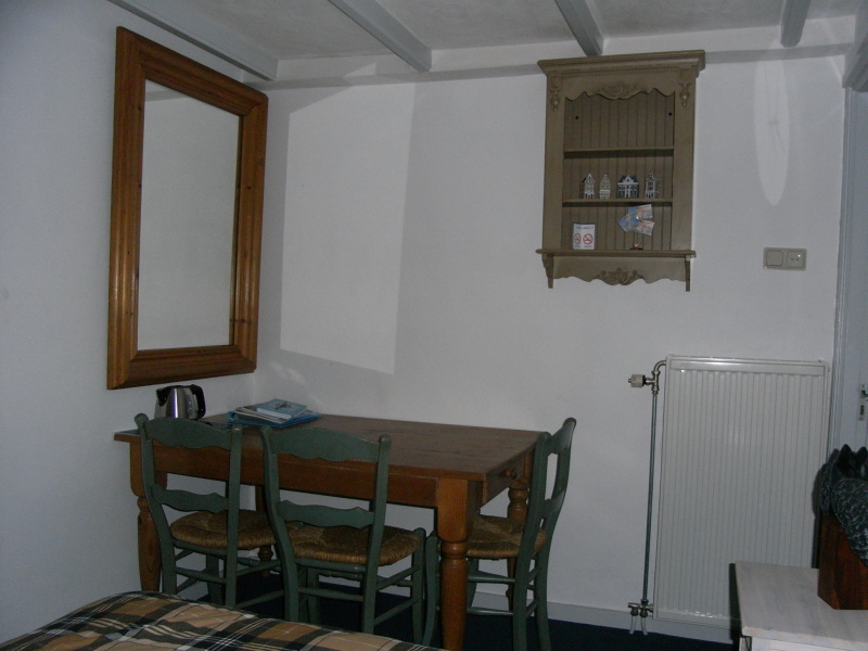 B&B 't Waalderhofje - Driepersoons kamer met gedeelde badkamer – afbeelding 3