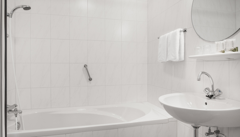 Tweepersoons ruime comfortkamer - Bad/douche/toilet – afbeelding 5
