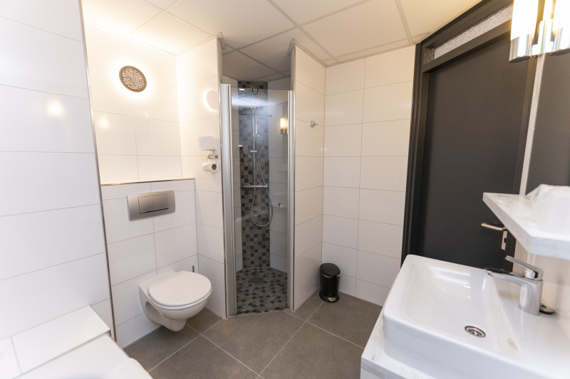 Tweepersoons kamer met balkon - Bad/douche/toilet – afbeelding 4
