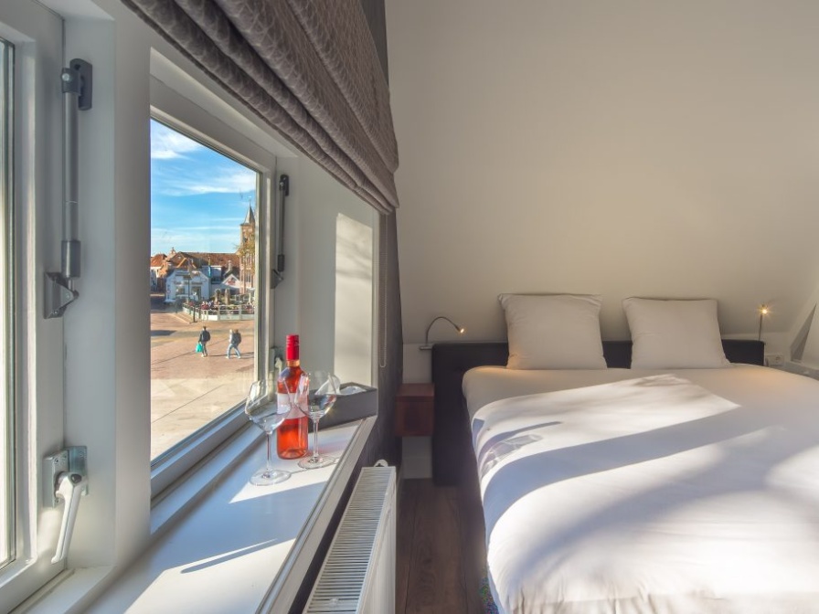 Tweepersoons luxe kamer met balkon en rainshower - Douche/toilet – afbeelding 4