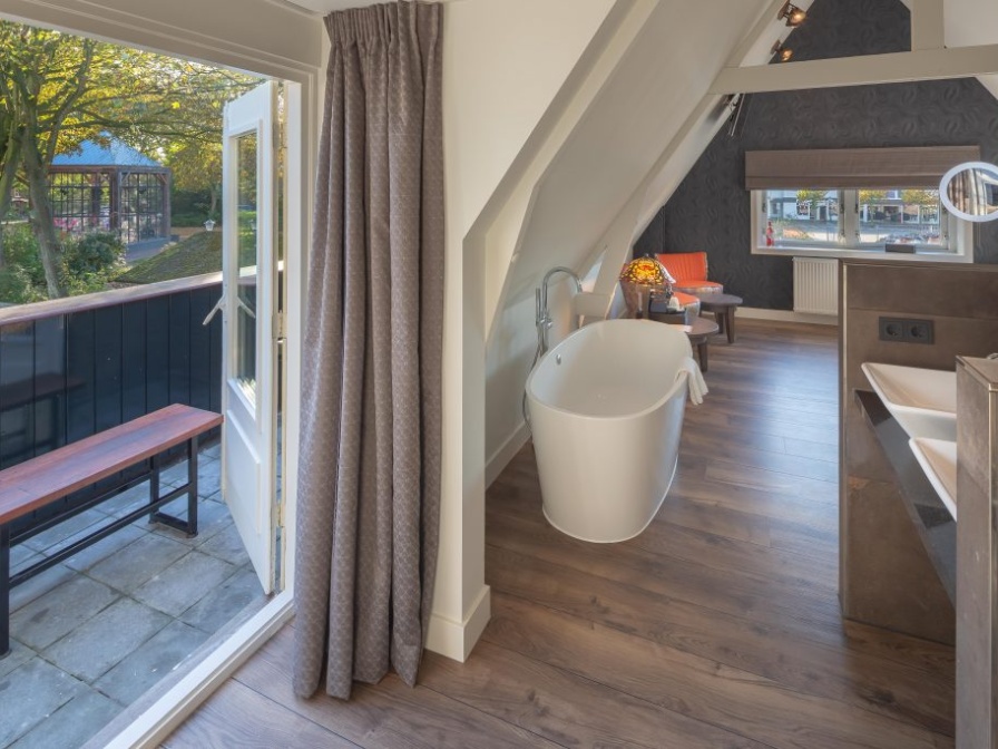 Tweepersoons luxe kamer met balkon en rainshower - Douche/toilet – afbeelding 3