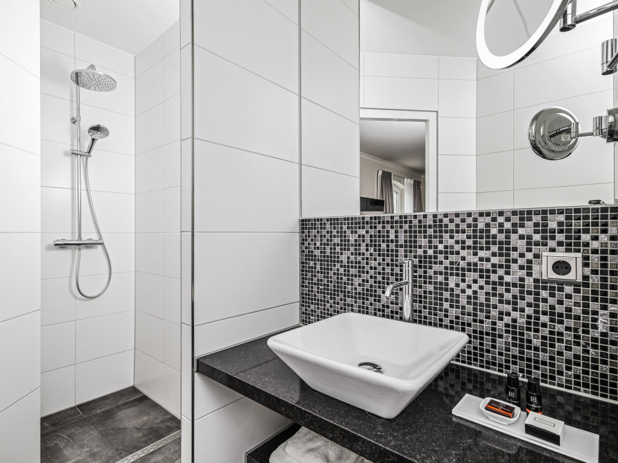 Tweepersoons Luxe Kamer met bad - Bad/douche/toilet – afbeelding 2