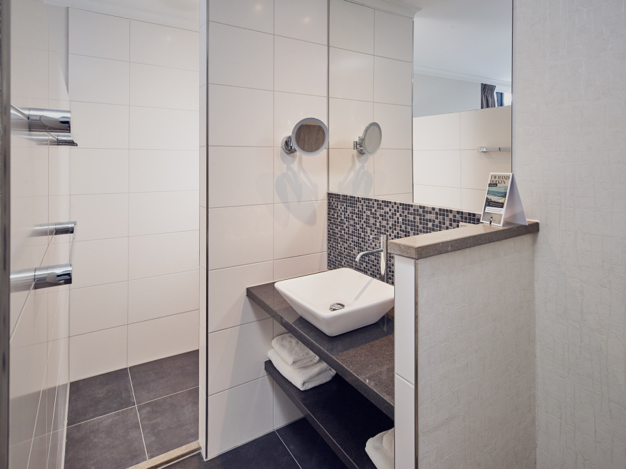 Tweepersoons kamer comfort met airco - Douche/toilet – afbeelding 5