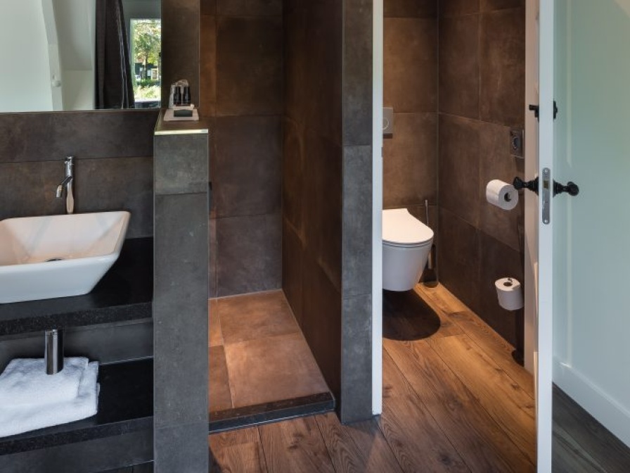 Tweepersoons luxe kamer met balkon en rainshower - Douche/toilet – afbeelding 5
